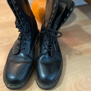 Vintage Made in England 90’s 10-eye Docs UK9 US10